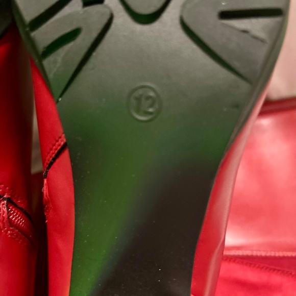 Red - Picture 5 of 7